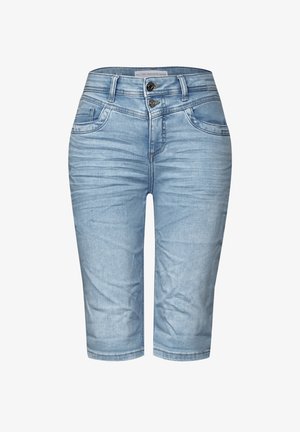 Shorts en denim bleu clair avec une coupe ajustée, comportant deux poches avant, deux poches arrière et une fermeture à bouton à la taille.