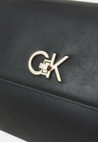 Calvin Klein RE LOCK  CROSSBODY - Taška cez plece - black