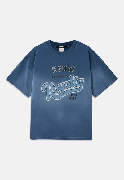 Mėlynas medvilninis marškinėlis su apvaliais iškirpimais, trumpos rankovės ir priekinis užrašas: "KSUBI ESTABLISHED Royalty 1999 NEVER."
