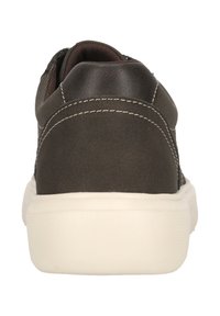Brauner Sneaker mit einem glatten Leder- und Textilobermaterial, kontrastierenden Nähten und einer strukturierten weißen Gummisohle. Die Rückansicht zeigt eine abgerundete Ferse.