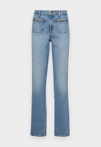 Vaqueros de denim azul claro con pierna recta, cinco bolsillos y acentos metálicos decorativos en los bolsillos traseros. Cintura clásica y costuras.