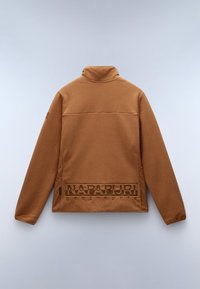 Braune Fleecejacke mit hohem Kragen, versehen mit einem hervorgehobenen Logo auf dem Rücken und einer glatten, weichen Oberfläche.