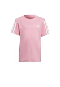Różowa bawełniana koszulka z okrągłym dekoltem, krótkimi rękawami i białymi akcentami w trzy paski na ramionach. Na piersi znajduje się logo Adidas.