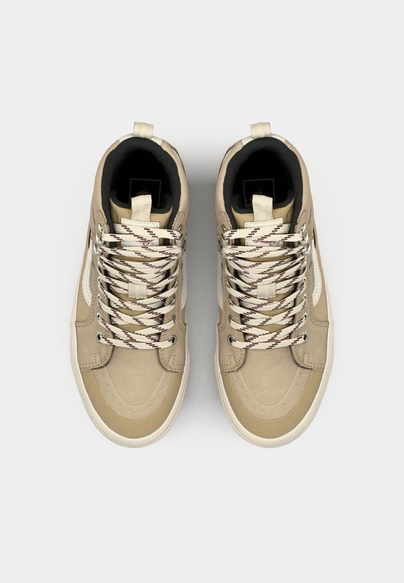 Zapatillas beige de media caña con un upper texturizado, acentos en blanco contrastantes y cordones multicolores. Suela suave con diseño de punta redondeada.