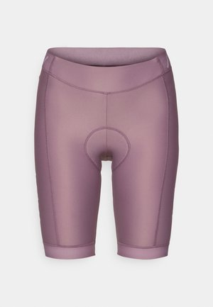 Jasnofioletowe spodenki rowerowe wykonane z gładkiego, rozciągliwego materiału; posiadają wkładkę amortyzującą oraz szeroką talię; długość do kolan z płaskimi szwami.
