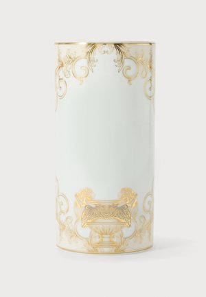 Grand vase en porcelaine blanche avec des arabesques dorées ornées et des motifs décoratifs autour des bords supérieur et inférieur.