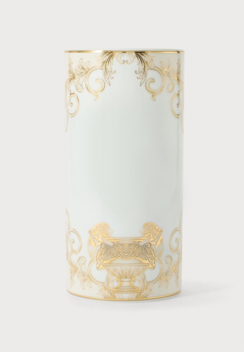 Grand vase en porcelaine blanche avec des arabesques dorées ornées et des motifs décoratifs autour des bords supérieur et inférieur.