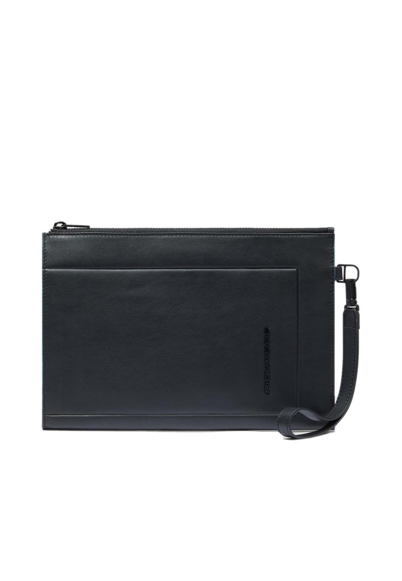 Pochette in pelle nera con texture liscia, design minimalista, chiusura superiore con cerniera e tracolla rimovibile. Presenta una tasca frontale rialzata.