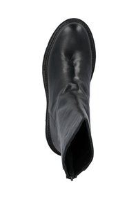 Bota de cuero negra de tobillo con una textura suave y brillante, punta redondeada y cremallera lateral. Presenta costuras mínimas y un diseño flexible.