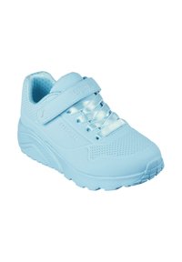 Scarpa sportiva azzurra chiara con tomaia in sintetico liscio, collo imbottito, lacci e fascia in velcro, con dettagli perforati e suola testurizzata.