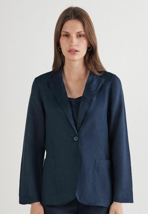 Blazer in lino blu navy con un solo bottone, rever a punta e due tasche frontali. Tessuto liscio, vestibilità sartoriale e maniche lunghe.
