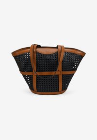 Bolso tejido negro con acentos de cuero marrón, presenta una forma estructurada, dos asas y un diseño abierto para la transpirabilidad.