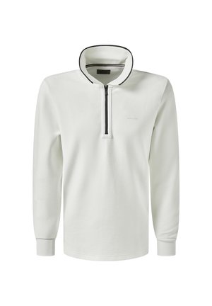 Weißer Langarm-Pullover mit einem halben Reißverschlusskragen und schwarzem Besatz sowie einer subtil strukturierten Stoffoberfläche, präsentiert vor einem schlichten Hintergrund.