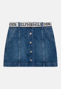 Falda de mezclilla de color azul, con una cinturilla gris con el texto 'HILFIGER', cierre frontal de botones y bolsillos laterales.