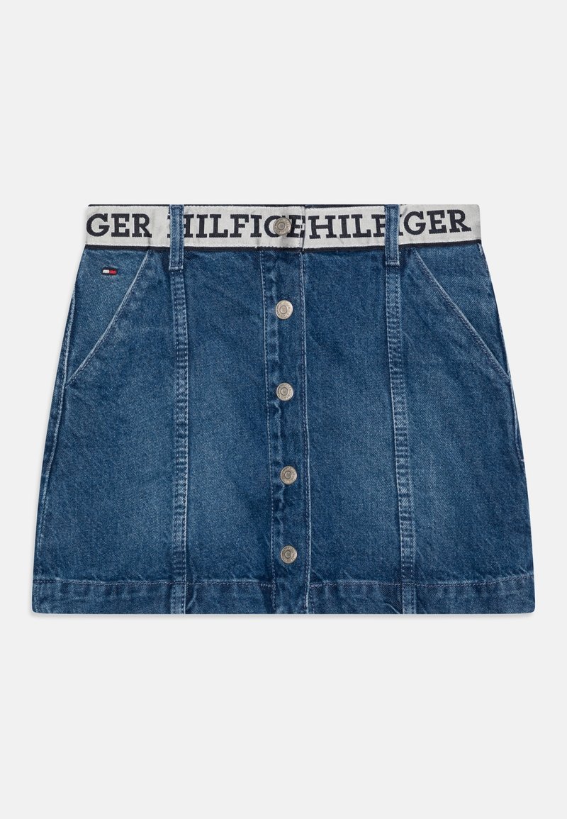 Falda de mezclilla de color azul, con una cinturilla gris con el texto 'HILFIGER', cierre frontal de botones y bolsillos laterales.