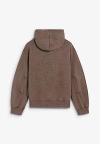 Sudadera con capucha marrón de corte relajado, con un diseño de calavera y tibias cruzadas adornado con cristales en la parte posterior. Textura de tela suave.