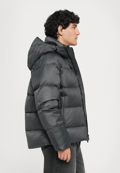 Puffige, gefütterte Jacke in Dunkelgrau mit glänzender, glatter Textur. Verfügt über einen Frontreißverschluss und ein gestepptes Design, das Wärme und Isolierung bietet.