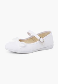 Ballet flat bianco in tela con punta arrotondata, caratterizzata da un fiocco decorativo e una cinghia regolabile. Fodera morbida e suola piatta in gomma.
