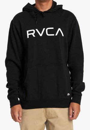 Zwarte hoodie van een katoenmix, met een voorste kangaroozak, een verstelbare trekkoordkap en een witte "RVCA" logo over de borst.