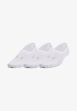 Chaussettes blanches de cheville avec un design en tricot texturé, présentant des accents de logo gris Under Armour, trois paires exposées, construction sans couture au niveau des orteils.