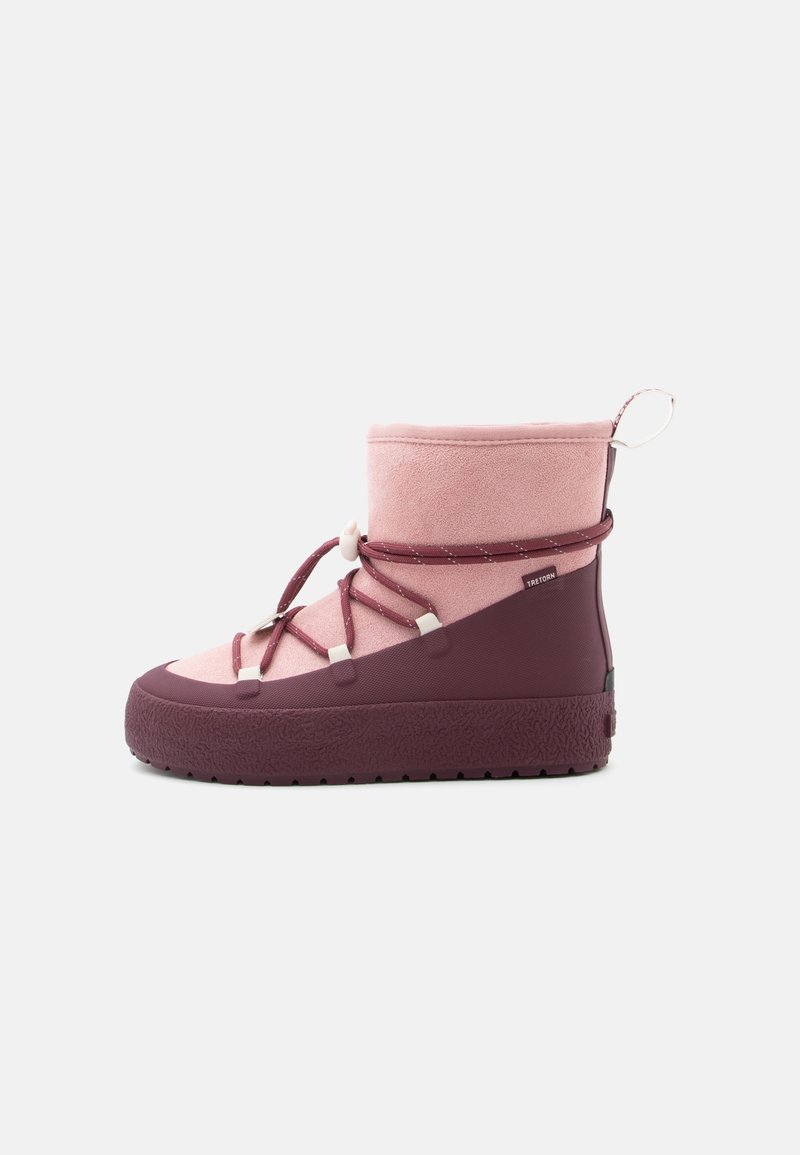 Botte d'hiver rose et bordeaux avec semelle en caoutchouc, dessus en daim, lacet réglable avec toggle et languette à l'arrière.