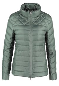 Lys grøn dunjakke med høj krave, der har en diamantmønstret quiltingdesign og en frontlynlås. Glat tekstur med understated glans.