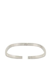 Pulsera de metal plateado con un diseño minimalista, textura suave y sin costuras, y un espacio abierto en el cierre para facilitar su uso.