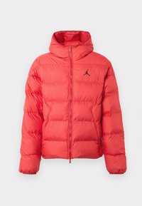 Chaqueta acolchada roja con capucha, cremallera frontal, bolsillos laterales y logo Jumpman negro en el lado izquierdo del pecho.