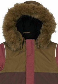 Ruda ir bordo parka su kailio pamušalu kapuce, turinti juodą vidų ir baltas akcentuojančias siūles.