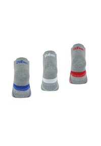 Chaussettes de cheville grises avec des accents contrastés : bleu, blanc et rouge. Chacune arbore un logo Wilson blanc et un motif texturé près du revers.