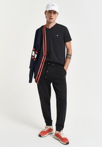 GANT REG SHIELD - Træningsbukser - black