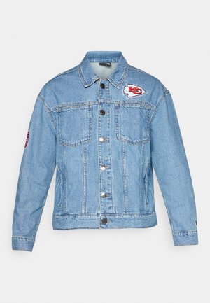 Világoskék farmerdzseki, két elülső zsebbel, gombos zárással és hímzett logóval a mellkason és az ujján. Klasszikus dizájn.