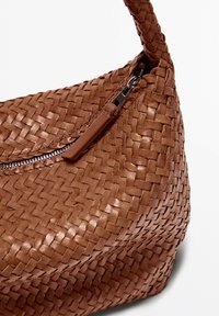Braune gewebte Lederhandtasche mit einer geschwungenen Form, Reißverschlussverschluss und einem geflochtenen Griff. Strukturierte Oberfläche mit einem engen Webmuster.