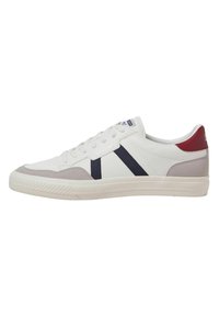 Witte leren sneakers met marineblauwe strepen, grijze suède accenten en een rode hieltab. Laag uitgesneden ontwerp met een rubberen, gestructureerde zool.