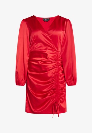 Rode satijnen jurk met een diepe V-hals, lange pofmouwen en geplooide zijkanten. Kenmerkt een strik aan de onderrand. Gladde textuur.