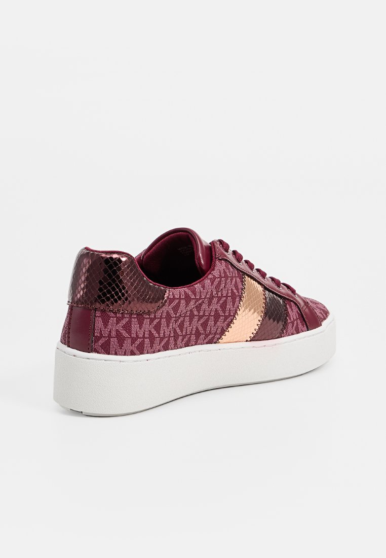 Baskets bordeaux avec une finition lisse et texturée, dotées d'une semelle blanche, d'accents métalliques et d'un design en tissu à motifs.