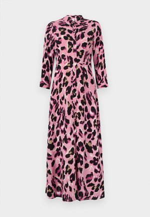 Rochie midi roz cu imprimeu de leopard negru și maro, având un guler, un decolteu cu nasturi și mâneci trei sferturi. Textură netedă, asemănătoare satinului.