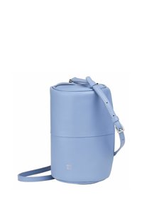 Borsa a spalla cilindrica in pelle blu con tracolla sottile e regolabile e una texture liscia. Presenta una chiusura con zip nella parte superiore.