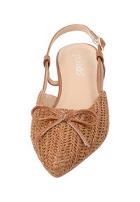 Scarpa slingback intrecciata color beige con punta affusolata, dettaglio a fiocco decorativo e suola flessibile. Caratterizzata da una soletta liscia beige.