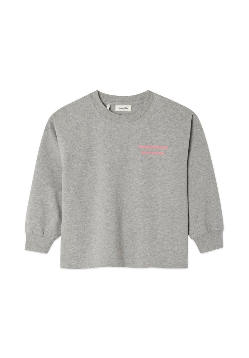 Sweat-shirt à manches longues gris en coton doux avec un col rond, présentant un texte rose "AMERICAN VINTAGE" sur le devant.