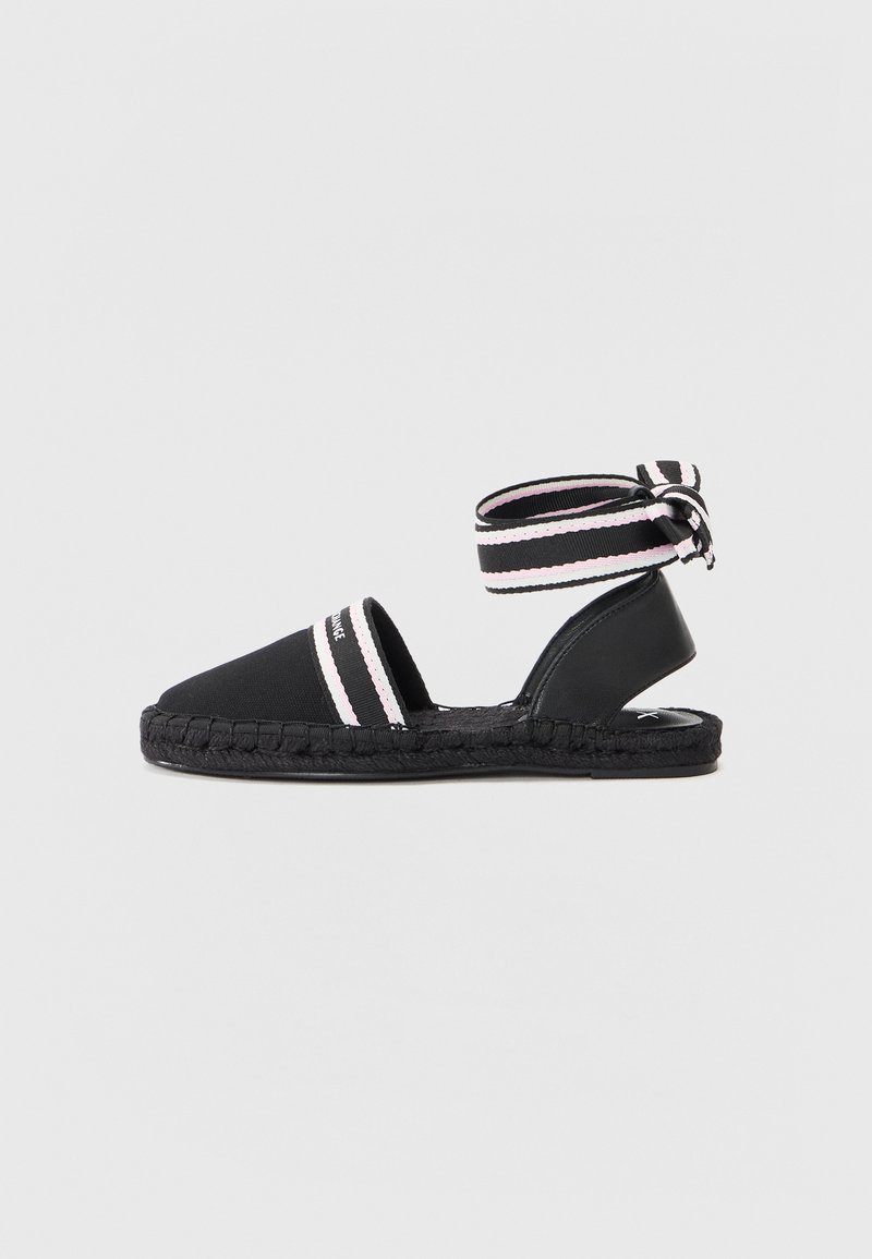 Sandale espadrile negre cu curea elastică la gleznă, având dungi roz și alb; vârf rotund, talpă împletită și material superior neted.
