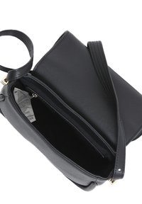 Borsa a tracolla nera in pelle testurizzata, con chiusura con zip, spallaccio singolo e interno non foderato con etichetta di cura.