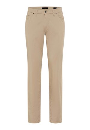 Beige, gerade geschnittene Hose mit Gürtelschlaufen, vorderer Knopfleiste, Reißverschluss sowie Taschen vorne und hinten, frontseitig auf weißem Hintergrund dargestellt.