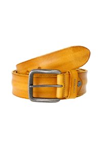 Lederbelt in kräftigem Gelb mit glatter Textur, ausgestattet mit einer Metallschnalle in Silberfarbe und einem markierten Lederakzent.