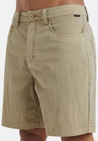 Světlé khaki šortky z texturované tkaniny, s knoflíkovým zapínáním, poutky na opasek a bočními kapsami. Jednoduchý design s čistými liniemi.