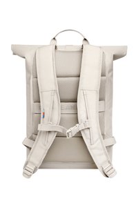 Rolltop-Rucksack aus hellgrauem Stoff mit Netzrücken, verstellbaren Schultergurten und seitlichen Schnallen für sicheren Verschluss. Stilvoll für Funktionalität und Komfort.