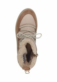 Stivale alla caviglia beige con una tomaia in suede testurizzato, chiusura con lacci in materiale sintetico e un interno morbido foderato in pile. Presenta un tassello sul tallone.
