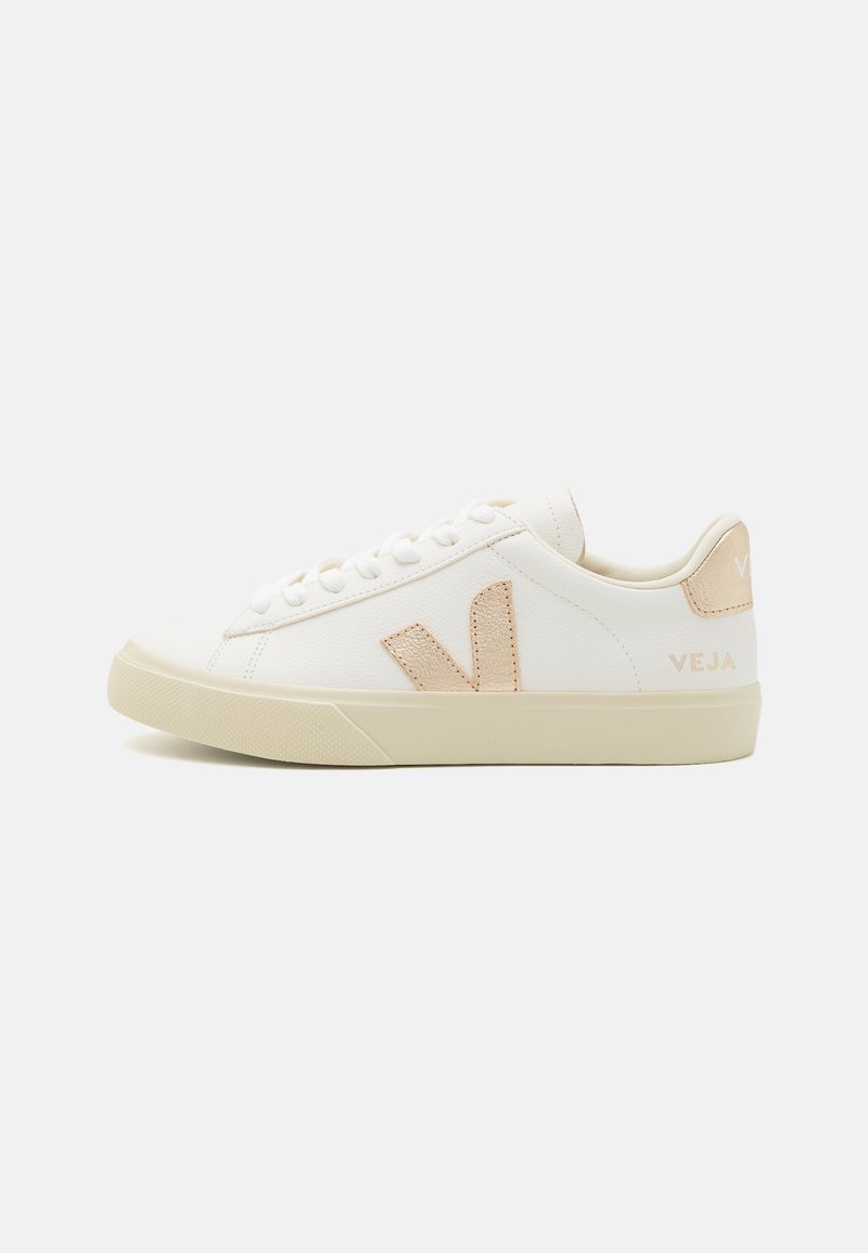 Hvit sneaker med teksturert lær overdel, beige V-logo på siden og matchende hælflik. Har en lysfarget gummisåle.