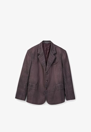 Blazer à carreaux marron foncé pour homme, à trois boutons, col cranté, deux poches avant à rabat et une poche poitrine, posé à plat sur fond blanc.