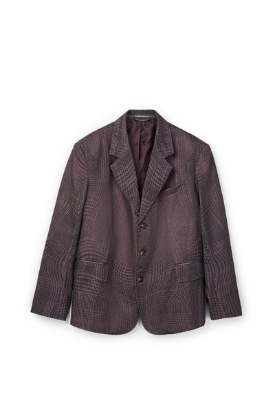 Blazer de cuadros marrón oscuro para hombre con tres botones, solapas con muesca, dos bolsillos frontales con solapa y un bolsillo en el pecho, colocado plano sobre fondo blanco.